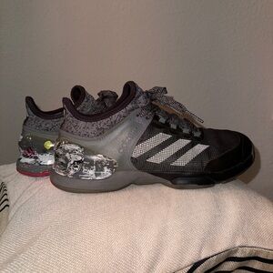 Adidas Mens Adizero Ubersonic 2.0 Street Art Tennis Shoes - Grey
